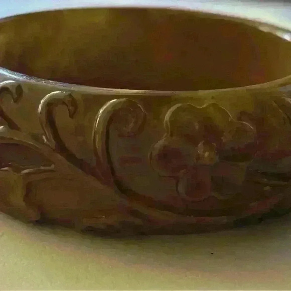 Vintage Acrylic Bangle in army green - Picture 4 of 8